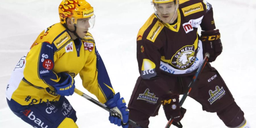 Der Davoser Center Perttu Lindgren im Duell mit Genf-Servettes Tommy Wingels