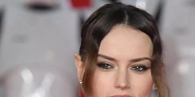 Daisy Ridley in der Royal Albert Hall bei der Premiere des Films «Star Wars - Die letzten Jedi». Foto: Vianney Le Caer/AP/dpa Daisy Ridley in der Royal Albert Hall bei der Premiere des Films «Star Wars - Die letzten Jedi». Foto: Vianney Le Caer/AP/dpa