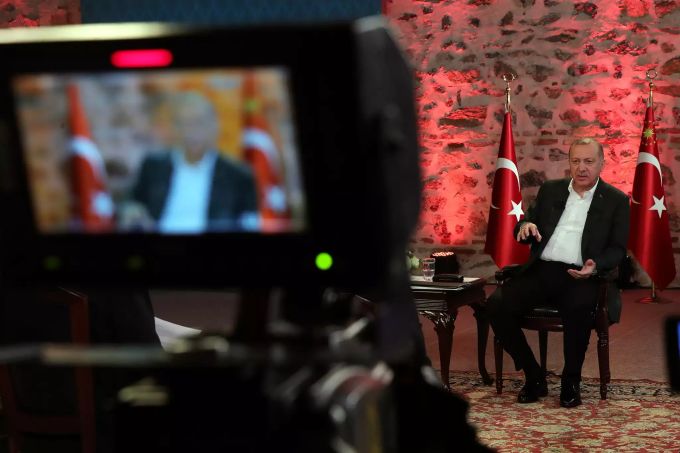 Recep Tayyip Erdogan, Präsident der Türkei, spricht während eines Fernsehinterviews. Die Türkei beginnt mit der Entsendung von Soldaten in das Bürgerkriegsland Libyen. Erdogan Interview Türkei Lybien