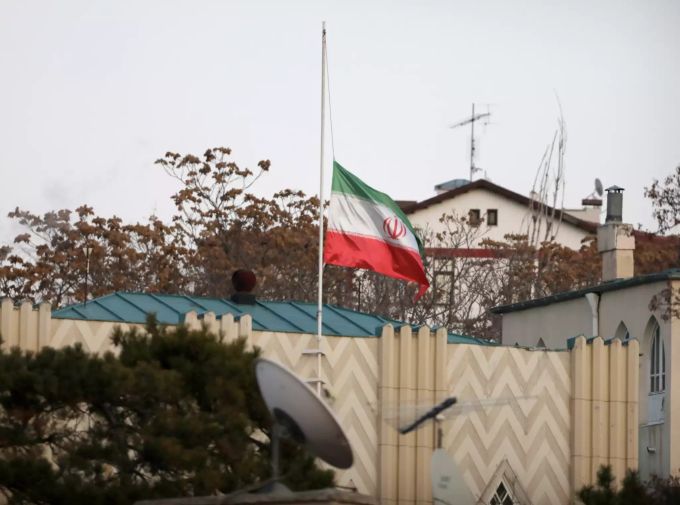 Die iranische Flagge hängt auf Halbmast vor der iranischen Botschaft als Zeichen der Trauer. Der Kommandeur der iranischen Al-Kuds-Brigaden Soleimani ist bei einem US-Raketenangriff nahe dem Flughafen der irakischen Hauptstadt Bagdad getötet worden. Konflikt Iran-USA