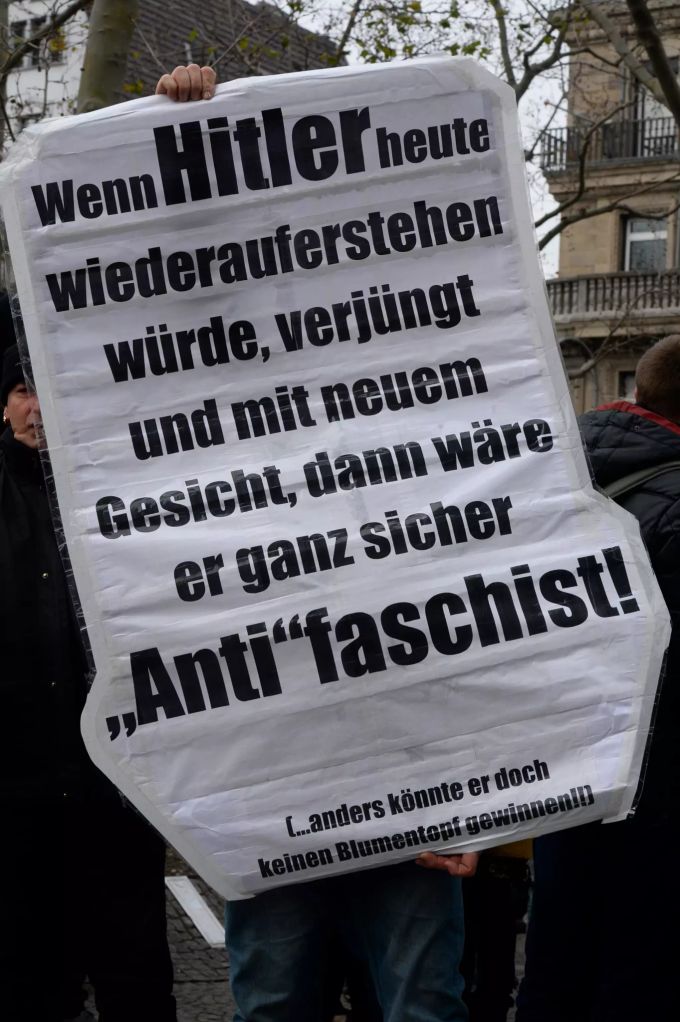 Ein Plakat der AfD-Demonstranten. afd