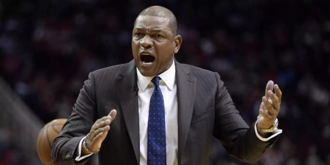 Legte sich mit den Schiedsrichtern an: Clippers-Coach Doc Rivers. Foto: David J. Phillip/AP/dpa nba