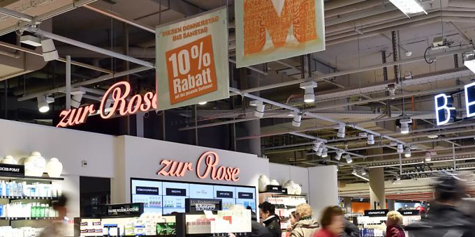 Nach dem erfolgreichen Pilotbetrieb der Shop-in-Shop-Apotheken – hier in der Migros Limmatplatz in Zürich - starten Migros und Zur Rose zwei Gemeinschaftsunternehmen. (Archiv) migros