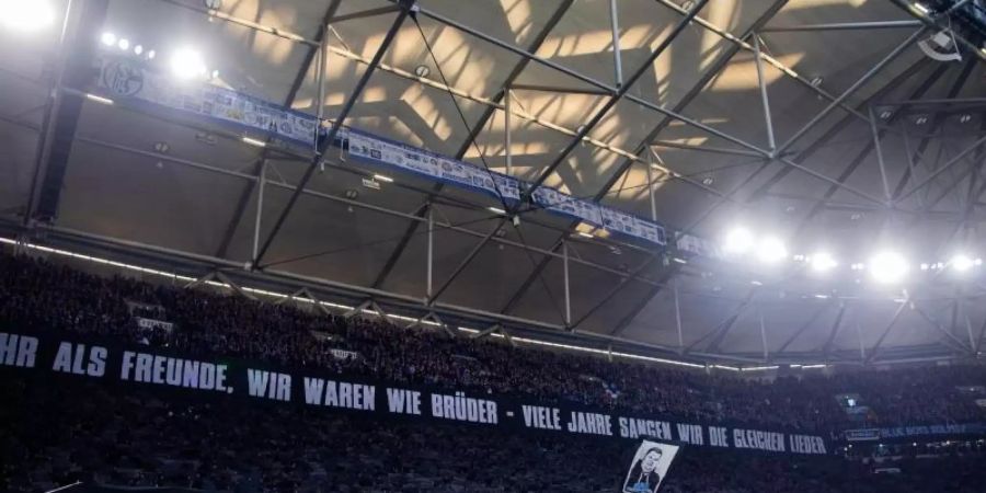 Schalkes Fans gedenken einem verstorbenen Fan. Foto: Rolf Vennenbernd/dpa