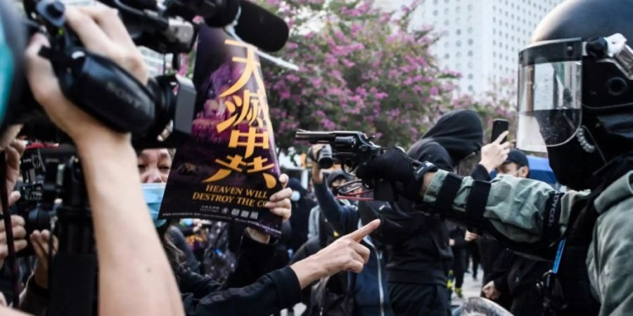 Hongkonger Polizist bedroht Demonstranten mit Waffe