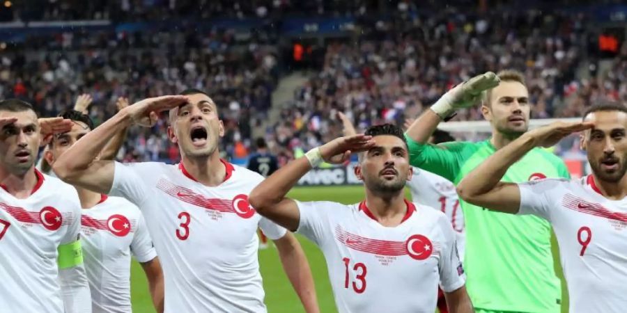 Die türkischen Spieler salutierten beim Spiel in Paris gegen Frankreich. Foto: Thibault Camus/AP/dpa