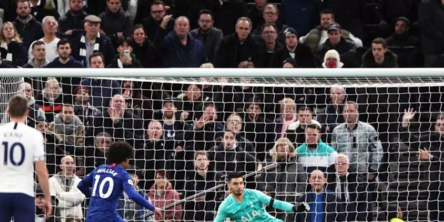 Willian (M) von FC Chelsea erzielt beim Elfmeter den zweiten Treffer seiner Mannschaft. Foto: Nick Potts/PA Wire/dpa