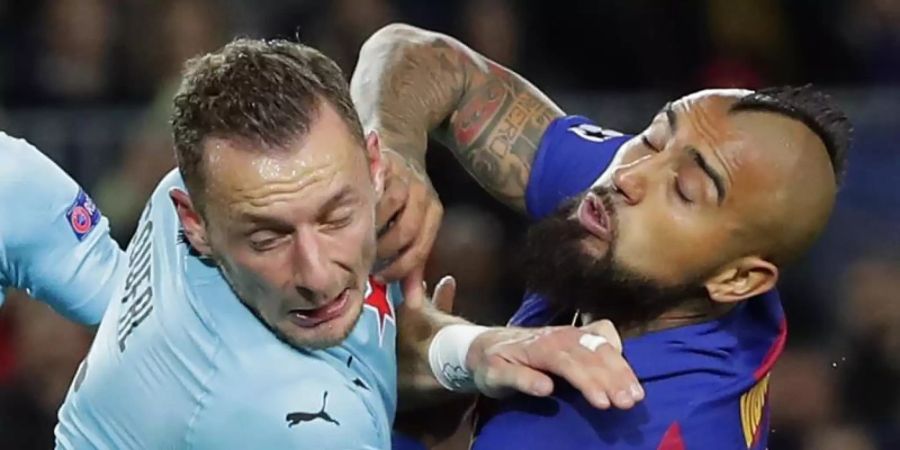 Der Prager Vladimir Coufal (l) und Arturo Vidal (r) vom FC Barcelona im Clinch beim Kampf um den Ball. Foto: Emilio Morenatti/AP/dpa