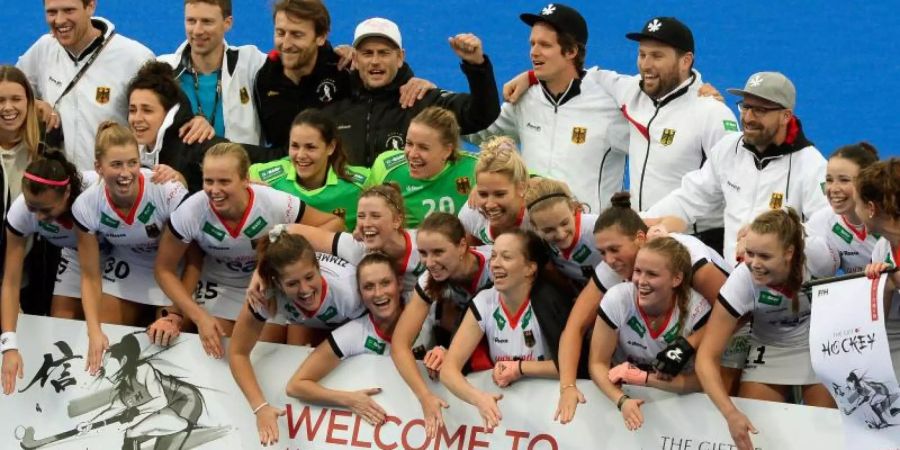 Die deutsche Hockey-Nationalmannschaft der Frauen jubelt nach dem 7:0 Sieg beim Hockeyländerspiel Deutschland gegen Italien. Foto: Roberto Pfeil/dpa