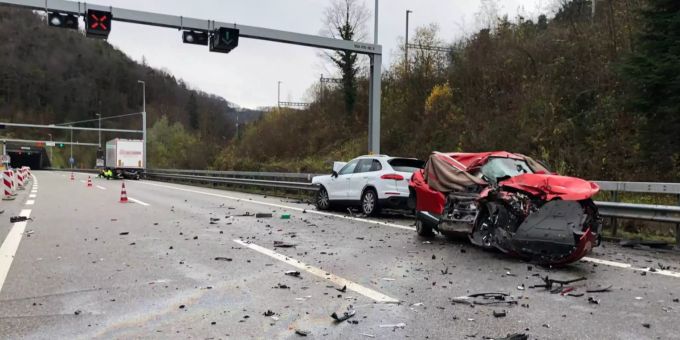 Schwerer Unfall vor dem Bözbergtunnel auf der A3. a3