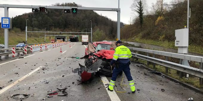 Auf der A3 bei Effingen prallte am Mittwoch, 27. November 2019, ein Automobilist mit massiver Wucht ins Heck eines anderen Wagens.