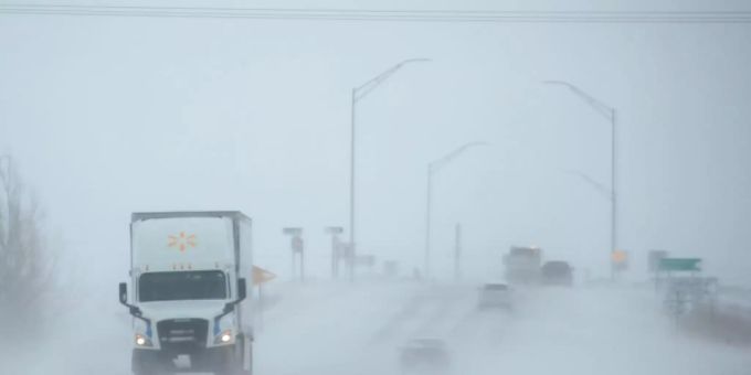 Schneewehen über einer Strasse in Iowa Schneewehen über einer Strasse in Iowa