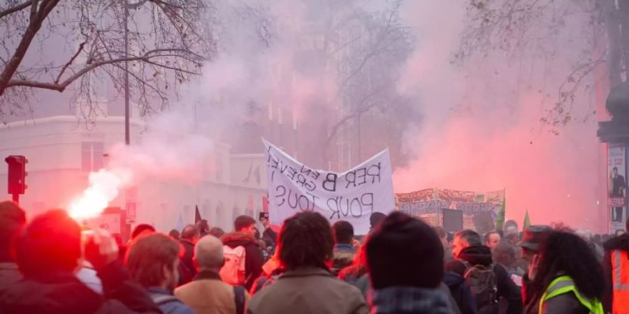 Nach wie vor gehen in Frankreich Demonstranten gegen die Rentenreform auf die Strasse. Foto: Laurent Paillier/Le Pictorium Agency via ZUMA/dpa