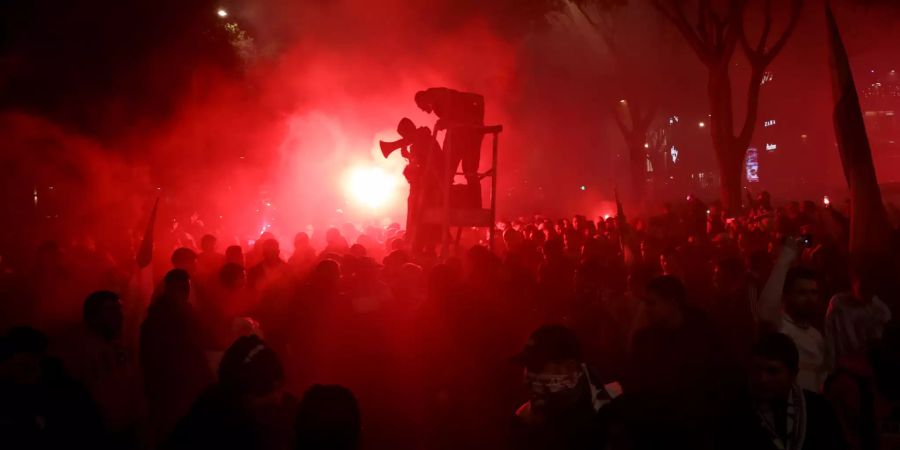 Mannschaftsbus  Olympique Lyon attackiert