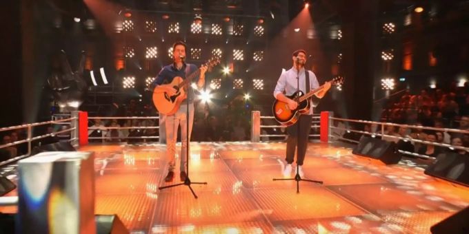 Luke und Kaan mit ihrer Gitarre. voice