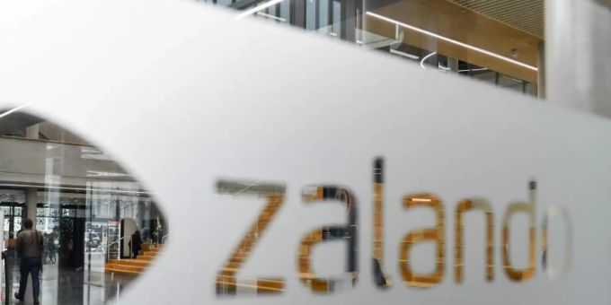 Der Online-Händler Zalando SE hat europaweit rund 14.000 Beschäftigte. Foto: Jens Kalaene/dpa Zalando