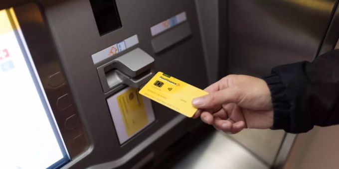 Etliche Geldautomaten der Postfinance haben derzeit Probleme mit den neuen 100er Noten. (Archivbild) 100er Noten