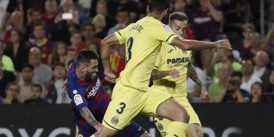 Barcelonas Lionel Messi (l) in Aktion gegen Raúl Albiol (M) und Rubén Peña vom FC Villarreal. Foto: Joan Monfort/AP
