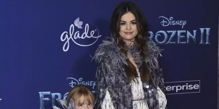 Hand in Hand auf dem roten Teppich: Selena Gomez und ihre Halbschwester Schwester Gracie Elliot. Foto: Jordan Strauss/Invision/AP/dpa