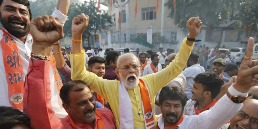 Unterstützer der «Vishwa Hindu Parishad», einer hindunationalistische Organisation, feiern das Urteil des Obersten Gerichts. Foto: Ajit Solanki/AP/dpa