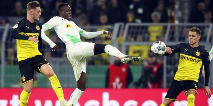 Denis Zakaria (Borussia Mönchengladbach, Mitte) im Einsatz gegen Borussia Dortmund. Denis Zakaria Borussia Mönchengladbach