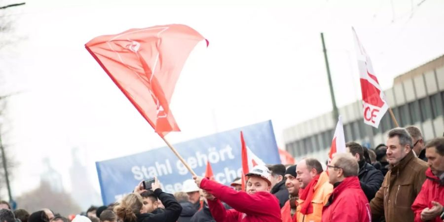 Thyssenkrupp-Mitarbeiter demonstrieren in Duisburg