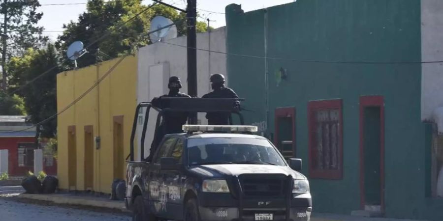 Eine Polizeistreife fährt durch den Ort Villa Unión. Foto: Gerardo Sanchez/AP/dpa