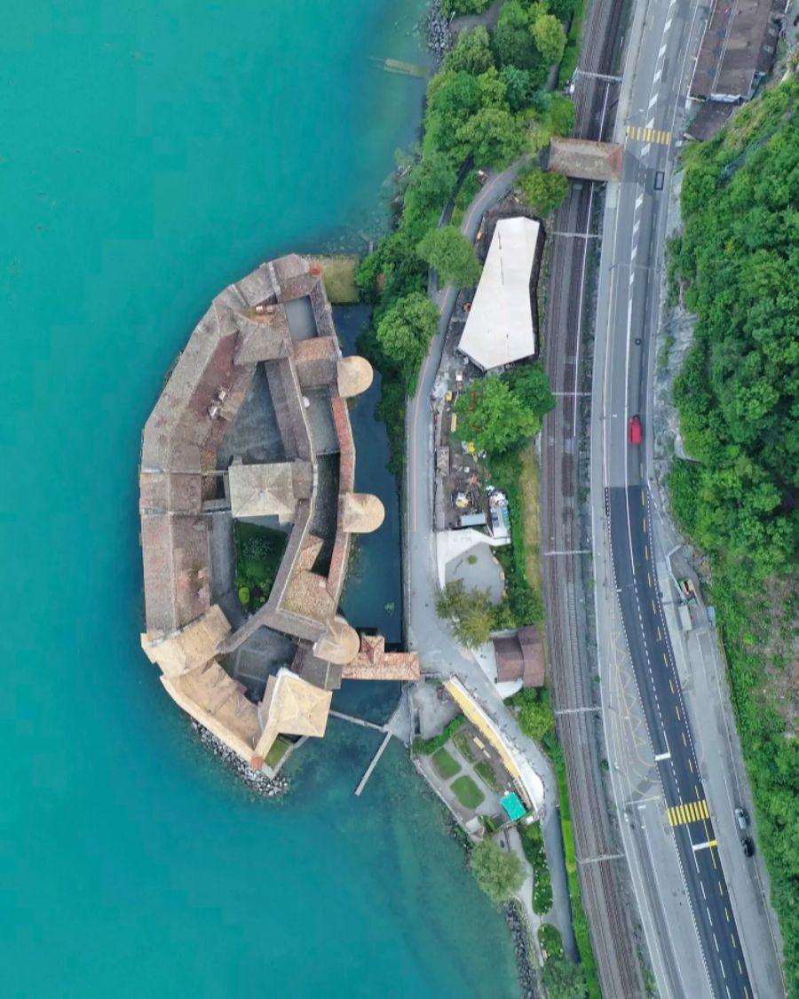 Es liegt auf einem Felsen am Ufer des Genfersees. Das Schloss Chillon bei Montreux. Die Wasserburg ist das meistbesuchte historische Gebäude der Schweiz.