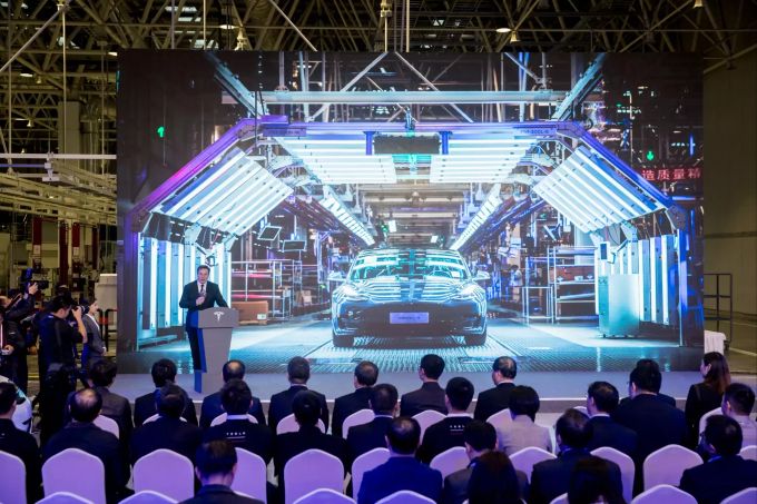 Elon Musk, Konzernchef des US-Elektroautohersteller Tesla, präsentiert das in der neuen Giga-Fabrik produzierte Model 3 seines Unternehmens. elon musk tesla