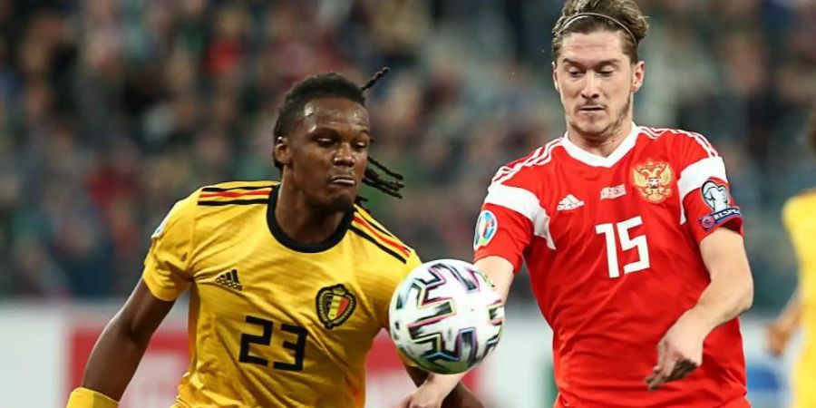 Der Belgier Dedryck Boyata (l) spielte nach der Pause zunächst mit dem falschen Trikot. Foto: Peter Kovalev/TASS/dpa