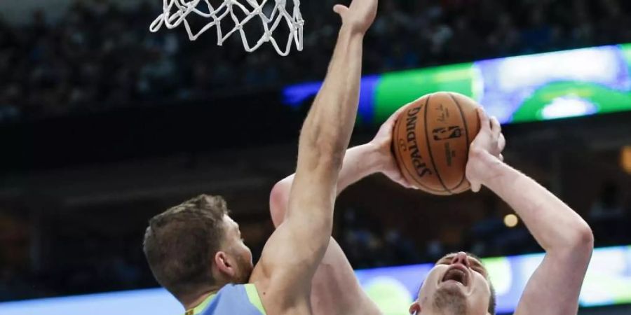 Maxi Kleber (l) von den Dallas Mavericks versucht Denvers Nikola Jokic zu blocken. Foto: Brandon Wade/AP/dpa