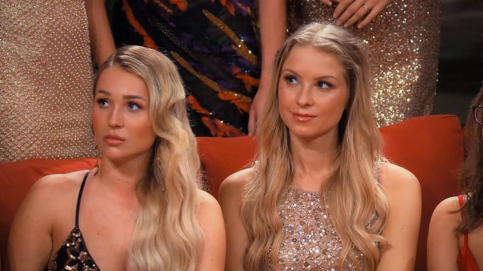 Jessi (l.) aus Zug musste gestern um eine Rose bangen. Der Bachelor 2020