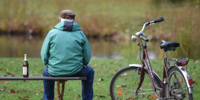 Alte Leute dürfen zwar weiterhin in die Natur, sollten aber einen Sicherheitsabstand von 2 Metern einhalten. Alte Menschen