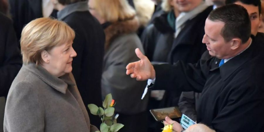 Kanzlerin Merkel und Botschafter Grenell (li.)