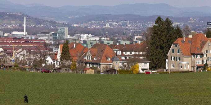Im Vordergrund Häuser des Basler Quartiers Bruderholz. Bruderholz