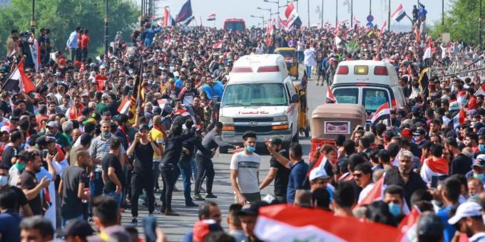 Regierungsfeindliche Demonstranten protestieren auf einer Strasse in Bagdad. Die Proteste vor allem junger Männer richten sich gegen Korruption und Misswirtschaft. Bagdad