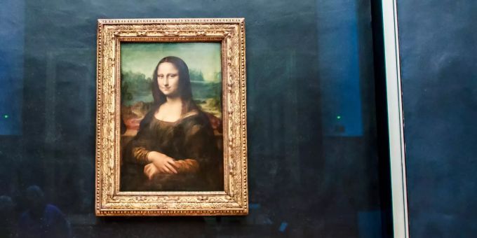 Leonardo da Vincis Bild Mona Lisa hängt im neu renovierten Raum im Louvre Museum in Paris. Foto: Christophe Petit Tesson leonardo da vinci