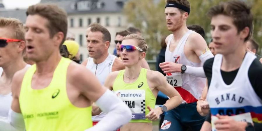 Katharina Steinruck (M) lief in Frankfurt in 2:27:26 Stunden ins Ziel und knackte damit die Olympia-Norm. Foto: Silas Stein/dpa