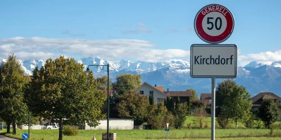 Ortsschild der Gemeinde Kirchdorf (BE).