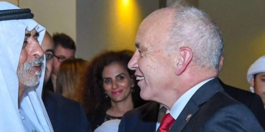 Händeschütteln und freundlich lächeln: Bundespräsident Ueli Maurer am Empfang in der Schweizer Botschaft in Abu Dhabi.