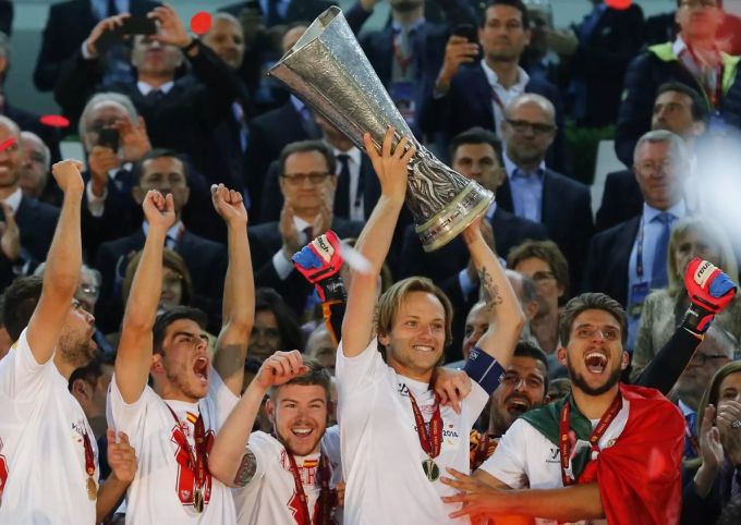 Als Sevilla-Captain durfte er 2014 den Europa-League-Titel feiern. FCB