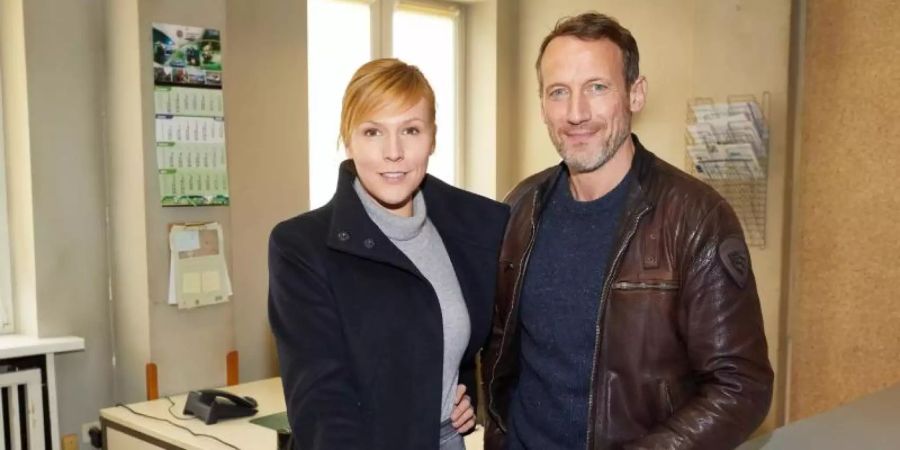 Wotan Wilke Möhring und Franziska Weisz in der Film-Polizeistation. Foto: Georg Wendt/dpa