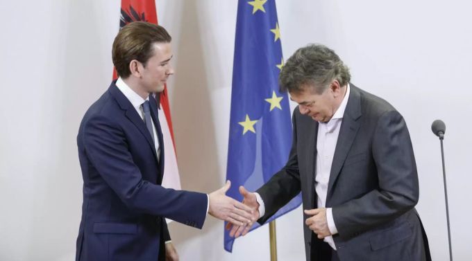 Sebastian Kurz von der ÖVP, links, neuer und alter Bundeskanzler, und sein Vize Werner Kogler von den Grünen, rechts. Sebastian Kurz Werner Kogler