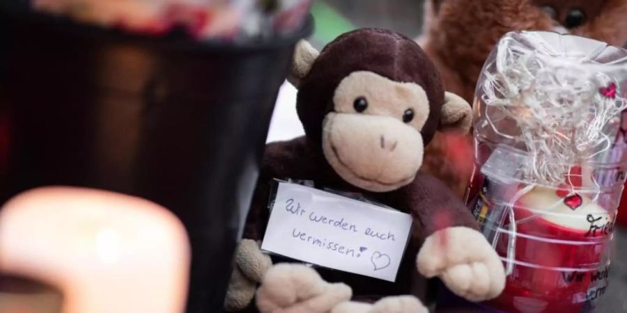 Viele Leute legten Blumen, Plüschtiere und Kerzen am Zoo nieder, um zu zeigen: Wir trauern. Foto: Marcel Kusch/dpa