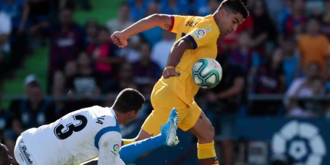 Barcelonas Luis Suarez (r) kämpft mit Getafes Torhüter David Soria (M) und Getafes Djene Dakonam um den Ball. Foto: Bernat Armangue/AP Barcelonas Luis Suarez (r) kämpft mit Getafes Torhüter David Soria (M) und Getafes Djene Dakonam um den Ball. Foto: Bernat Armangue/AP