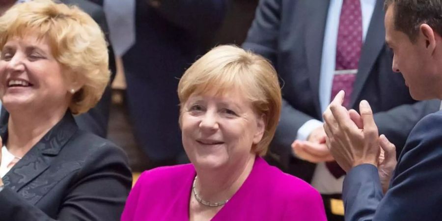 Birgit Diezel (CDU), Landtagspräsidentin (l), und Mike Mohring, CDU-Fraktionschef, applaudieren Bundeskanzlerin Angela Merkel (CDU, M) auf dem Festakt der Thüringer CDU-Landtagsfraktion zum Tag der Deutschen Einheit im Thüringer Landtag. Foto: Jens Meyer/AP Pool