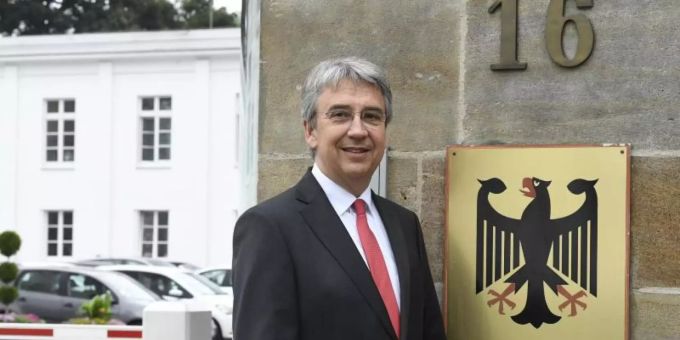 Bundeskartellamtspräsident Andreas Mundt steht am Sitz seiner Behörde in Bonn. Kartellamt