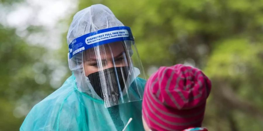 Deutschlandweit wurden binnen 24 Stunden 51 weitere Todesfälle verzeichnet. Foto: Daniel Bockwoldt/dpa