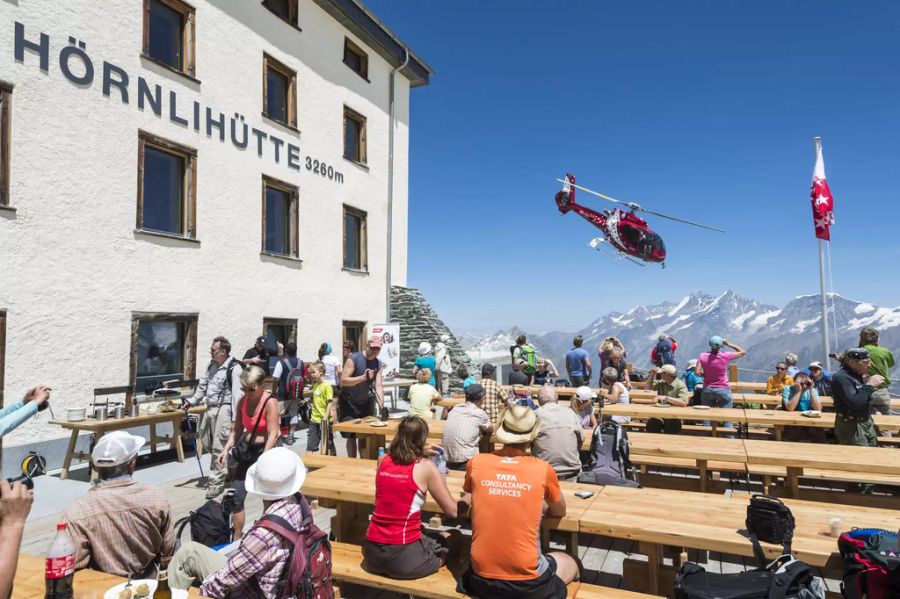 Jeder Matterhornaufstieg mit Bergführer von Schweizer Seite beginnt in der Hörnlihütte ob Zermatt auf 3260 m.