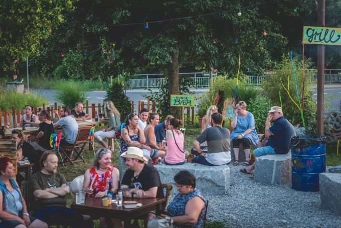 In der Überseh-Bar verweilen und die Sommerabende geniessen. Überseh-Bar Villmergen